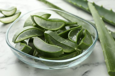 Beyaz mermer masada taze aloe vera parçaları, yakın plan.