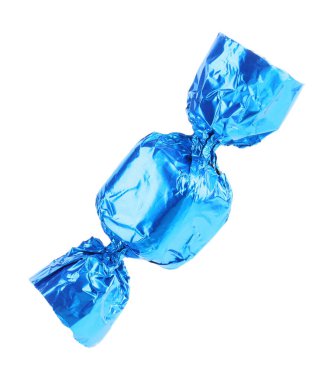 Beyaz üzerine izole edilmiş açık mavi ambalajlı lezzetli şekerler.