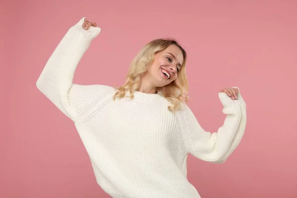 Mujer Feliz Suéter Caliente Con Estilo Sobre Fondo Rosa —  Fotos de Stock