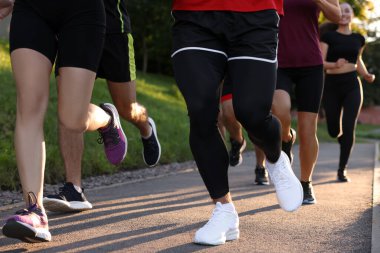 Dışarıya koşan bir grup insan, yakın çekim.