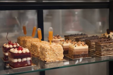 Mağazada farklı lezzetli tatlılar bulunan bir vitrin