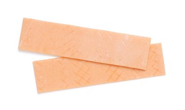 Lezzetli turuncu sakız çubukları beyaz, üst görünümde izole edilmiş.