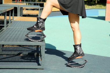 Antrenman parkında kangoyla zıplayan kadın, yakın plan.