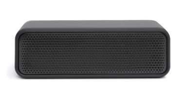 Beyaza izole edilmiş siyah bir bluetooth hoparlörü. Ses ekipmanları