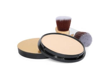 Yüz pudrası ve fırçalar beyaza izole edilmiş.