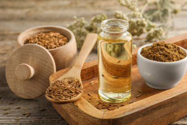 Caraway (Farsça kimyon) tohumları, toz ve temel yağ masa üzerinde, yakın çekim