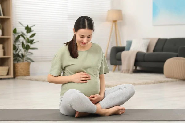 Όμορφη Έγκυος Γυναίκα Κάθεται Στο Στρώμα Γιόγκα Στο Σπίτι — Φωτογραφία Αρχείου