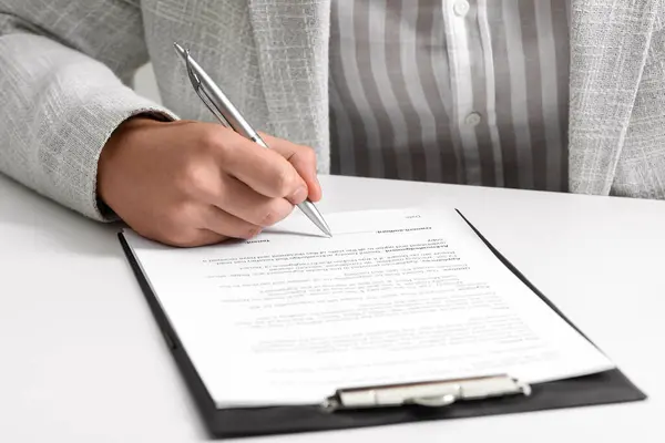 Mann Signiert Dokument Weißen Tisch Nahaufnahme — Stockfoto