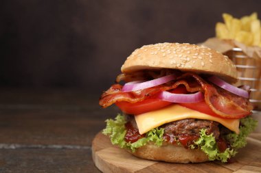 Pastırmalı lezzetli burger, sebze ve ahşap masada köfte, yakın plan. Metin için boşluk