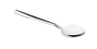 Bir yeni parlak kaşık beyaza izole edilmiş.