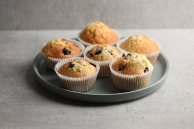 Gri masada böğürtlenli lezzetli çörekler