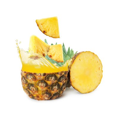 Olgun ananas parçaları ve beyaz arka planda serpinti suyu.