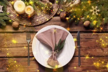 Noel yemeği için ahşap masaya kurulmuş, düz yatıyordu. Bokeh etkisi