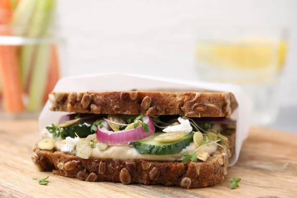 Smaklig Vegansk Smörgås Med Gurka Lök Hummus Och Pumpafrön Träskiva — Stockfoto