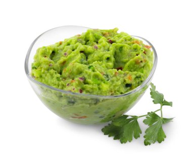 Bir kase lezzetli guacamole maydanozlu beyaz üzerine izole edilmiş