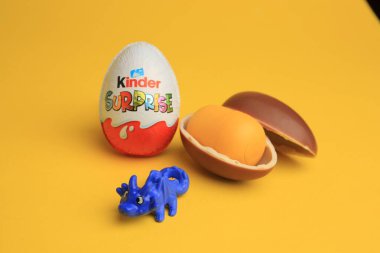 Sveti Vlas, Bulgaristan - 3 Temmuz 2023: Sarı arka planda Kinder Sürpriz Yumurtaları, plastik kapsül ve oyuncak