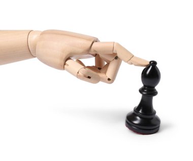 Robot piskoposa dokunuyor. Yapay zekayı temsil eden tahta el satranç oynuyor.