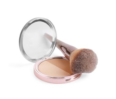 Yüz pudrası ve fırça beyaza izole edilmiş. Makyaj ürünü