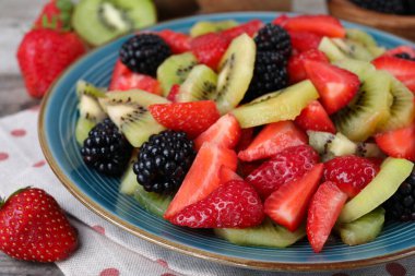 Masada taze meyve salatası tabağı, yakın plan.