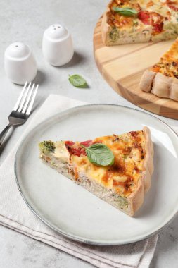 Tavuklu, sebzeli, fesleğenli ve peynirli kiş.