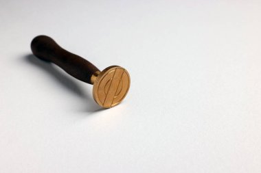 Açık gri arkaplanda bir pul aracı. Metin için boşluk