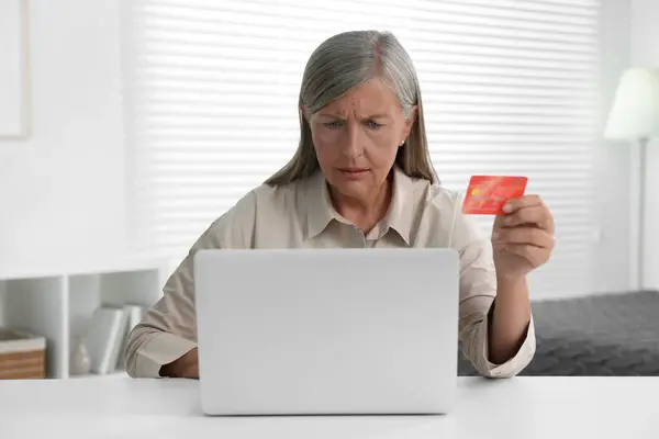 Zdenerwowana Kobieta Kartą Kredytową Przy Laptopie Przy Stole Domu Uważaj — Zdjęcie stockowe
