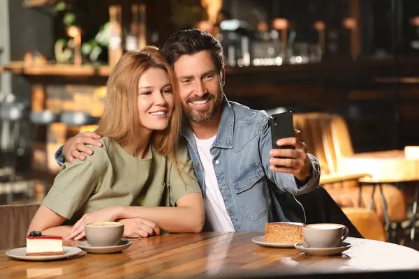 Encontro Romântico Casal Feliz Tomando Selfie Café — Fotografia de Stock