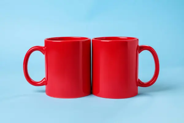 Két Piros Kerámia Bögre Világoskék Háttérrel — Stock Fotó