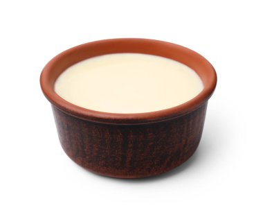 Beyaza izole edilmiş konsantre süt kasesi