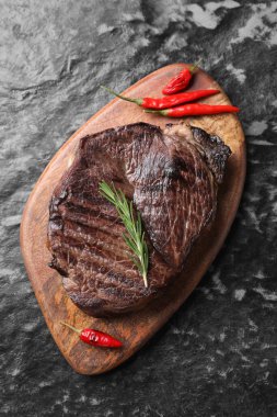 Gri desenli masada biberiyeli ve biberiyeli leziz kızarmış sığır eti.