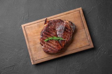 Lezzetli kızarmış et ve biberiyeli ahşap tahta masa, üst manzara.