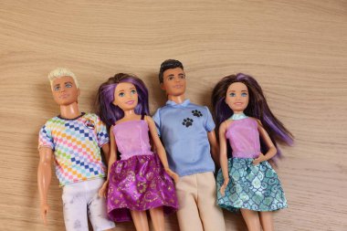 Leiden, Hollanda - 20 Eylül 2023: Tahta masada güzel Barbie ve Ken bebekleri, düz yatıyordu