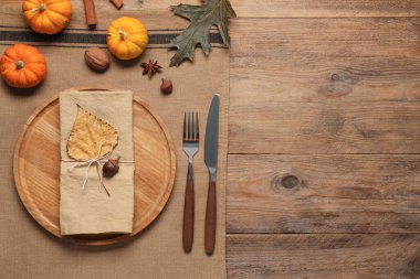 Ahşap arka planda şık bir sonbahar masası, düz. Metin için boşluk