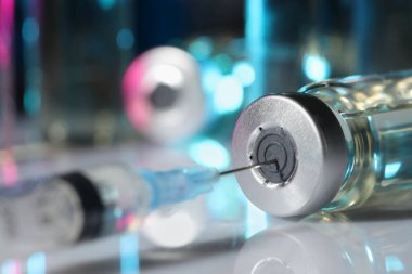 Şırıngayı şişeden alınan ilaçlarla dolduruyorum.