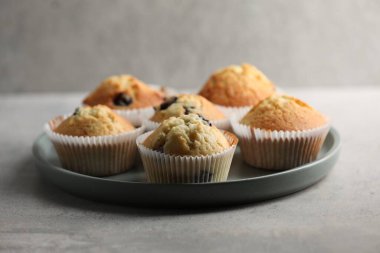 Gri masada böğürtlenli lezzetli çörekler