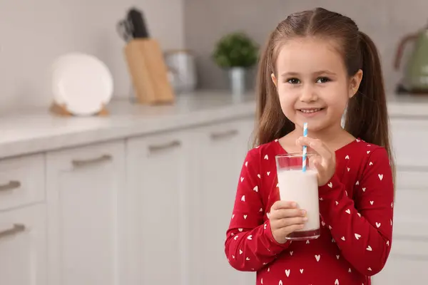 Симпатична Дівчина Склянкою Свіжого Молока Кухні Простір Тексту — стокове фото
