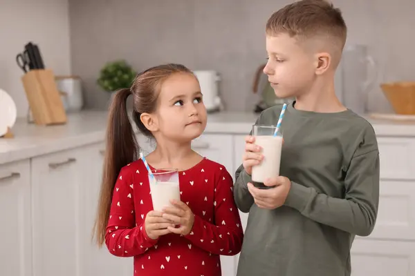 キッチンで新鮮なミルクのメガネとかわいい子供たち — ストック写真