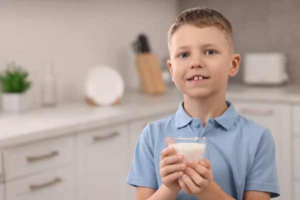 キッチンで新鮮なミルクのガラスとかわいい少年 テキストのためのスペース — ストック写真