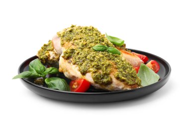 Pesto soslu leziz tavuk göğsü, domates ve fesleğen beyaza izole edilmiş.