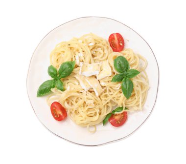 Krem peynirli, domatesli, fesleğenli, beyaz arka planda lezzetli makarna.