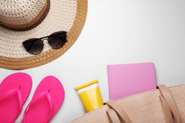 Beyaz arka planda güneş kremi ve plaj aksesuarları ile düz konum