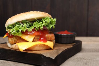 Ahşap masada soslu lezzetli tofu burgeri, yakın plan. Metin için boşluk