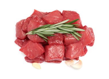 Çiğ et parçaları, biberiye ve sarımsak beyaza izole edilmiş.