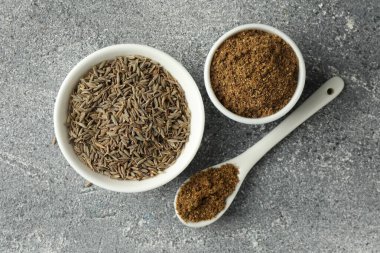 Açık gri desenli tablo üzerinde (düz uzanmış) tohumlar ve toz