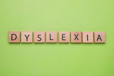 Açık yeşil arka planda kelime disleksisi olan tahta küpleri düz yatıyordu.