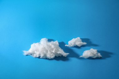 Mavi arka planda pamuktan bulutlar. Metin için boşluk