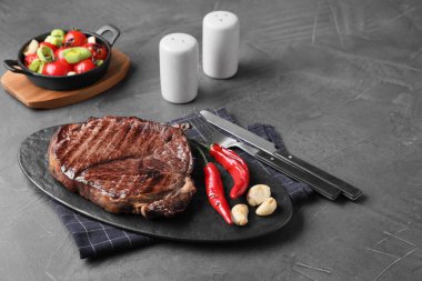 Gri masada servis edilen leziz kızarmış et.