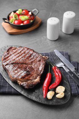 Gri masada servis edilen leziz kızarmış et.