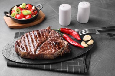 Gri masada servis edilen leziz kızarmış et.