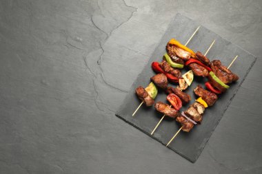 Gri desenli masada sebzeli lezzetli şiş kebaplar, üst manzara. Metin için boşluk